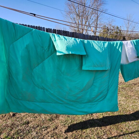 King/queen size comforter with matching pillow shams and bedskirt - Picture 7 of 15